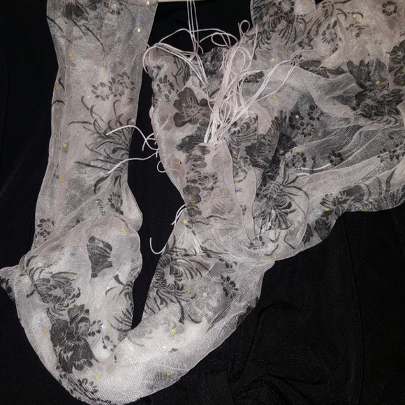 Black top with scarf - Picture 8 of 8